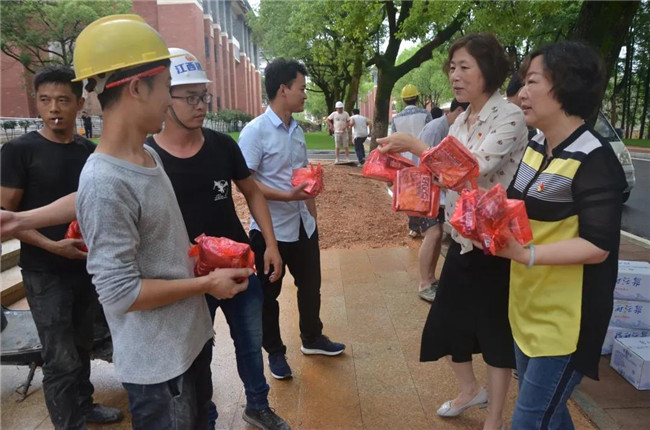 炎炎夏日送清涼，點滴關(guān)懷暖人心——城投集團各黨支部開展“送清涼”慰問一線員工活動
